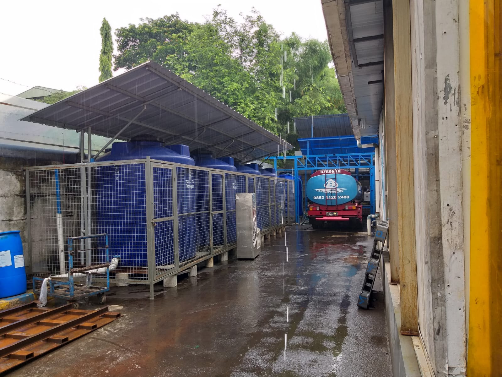 Kami menyediakan layanan suplai air bersih yang memenuhi standar kualitas tinggi untuk kebutuhan industri di wilayah Tangerang, Serang, Banten, Jabodetabek, Bekasi, dan Bogor. Dengan proses pengolahan dan pengiriman yang profesional, kami memastikan pasokan air bersih yang stabil dan sesuai kebutuhan operasional berbagai sektor industri, mulai dari manufaktur hingga pengolahan. Komitmen kami adalah menyediakan air berkualitas tinggi yang mendukung produktivitas dan efisiensi bisnis Anda.