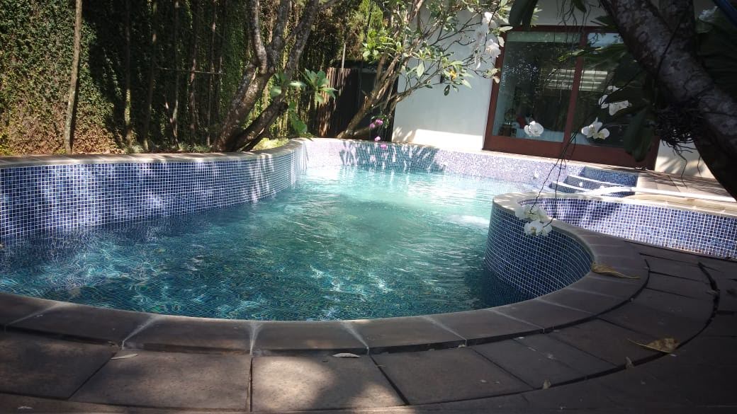 Kami menyediakan layanan suplai air khusus untuk kolam renang di wilayah Tangerang, Serang, Banten, Jabodetabek, Bekasi, dan Bogor. Dengan sumber air yang terjamin kebersihannya dan proses pengiriman yang cepat, kami memastikan kolam renang Anda selalu terisi dengan air yang bersih dan aman. Layanan kami cocok untuk kebutuhan kolam renang pribadi, komersial, maupun fasilitas umum. Percayakan kebutuhan air kolam renang Anda pada kami untuk hasil yang optimal dan terpercaya.Air bersih merupakan kebutuhan dasar yang sangat penting dalam kehidupan sehari-hari, baik untuk keperluan rumah tangga maupun bisnis. Memastikan pasokan air bersih yang cukup dan berkualitas menjadi prioritas bagi banyak pihak, terutama di wilayah yang sering mengalami keterbatasan air. Kami, Barokah maun Bayid, hadir untuk memenuhi kebutuhan tersebut dengan menyediakan air bersih berkualitas dalam berbagai kapasitas, termasuk pilihan kapasitas besar hingga 5000 liter.Keunggulan Air Bersih Kapasitas 5000 LiterProduk air bersih dengan kapasitas 5000 liter kami dirancang khusus untuk memenuhi kebutuhan besar, baik untuk keperluan industri, bisnis, acara besar, maupun rumah tangga dengan kebutuhan air yang tinggi. Berikut adalah beberapa keunggulan dari produk kami:Kualitas Air Terjamin Kami berkomitmen untuk menyediakan air bersih dengan standar kualitas tinggi. Proses penyaringan yang cermat memastikan air bebas dari kontaminasi dan aman untuk dikonsumsi atau digunakan untuk berbagai keperluan lainnya.Kapasitas Besar untuk Berbagai Keperluan Kapasitas 5000 liter sangat ideal untuk Anda yang membutuhkan pasokan air dalam jumlah besar, seperti:Keperluan industri: Proses produksi dan pembersihan dalam skala besar.Kegiatan komersial: Misalnya untuk restoran, hotel, atau bisnis laundry.Acara besar: Pernikahan, festival, dan acara lainnya yang memerlukan banyak air bersih.Pengiriman Tepat Waktu dan Mudah Kami memahami bahwa pasokan air yang tepat waktu adalah kunci kepuasan pelanggan. Layanan kami dilengkapi dengan armada pengiriman yang siap mengantar air bersih hingga ke lokasi Anda dengan cepat dan aman.Harga Kompetitif dan Hemat Dibandingkan dengan pembelian air dalam kapasitas kecil yang dilakukan berkali-kali, produk kami dengan kapasitas 5000 liter menawarkan solusi yang lebih hemat dan efisien. Kami menyediakan harga yang kompetitif untuk setiap pengiriman.Mengapa Memilih Barokah maun Bayid?Dengan pengalaman dalam menyediakan air bersih berkualitas, Barokah maun Bayid telah menjadi pilihan utama bagi banyak pelanggan di berbagai sektor. Kami memastikan setiap tetes air yang kami sediakan bersih, aman, dan sesuai standar, sehingga Anda tidak perlu khawatir mengenai kualitasnya.Selain itu, tim kami selalu siap melayani pertanyaan dan kebutuhan Anda, serta memberikan konsultasi mengenai produk terbaik untuk kebutuhan spesifik Anda.Cara Memesan Air Bersih Kapasitas 5000 LiterMemesan air bersih kapasitas 5000 liter dari kami sangat mudah. Anda cukup menghubungi layanan pelanggan kami atau mengisi formulir pemesanan di situs web kami. Kami akan segera memproses permintaan Anda dan mengatur jadwal pengiriman yang paling nyaman untuk Anda.Dengan kapasitas 5000 liter, Barokah maun Bayid siap menjadi mitra Anda dalam menyediakan air bersih berkualitas untuk berbagai kebutuhan. Hubungi kami hari ini untuk mendapatkan penawaran terbaik dan rasakan kemudahan serta keandalan layanan kami!