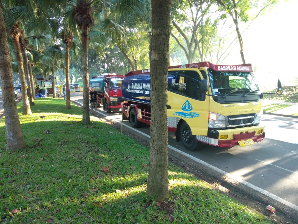 Kami adalah supplier air bersih yang menyediakan layanan pengiriman air berkualitas untuk perumahan di wilayah Tangerang, Serang, Banten, Jabodetabek, Bekasi, dan Bogor. Dengan standar kebersihan tinggi dan pengiriman yang tepat waktu, kami memastikan kebutuhan air bersih keluarga Anda terpenuhi dengan mudah dan nyaman. Layanan kami dirancang untuk perumahan, apartemen, dan kompleks hunian lainnya, menjamin pasokan air bersih yang aman dan andal untuk keperluan sehari-hari. - CV.Barokah Maun Bayid