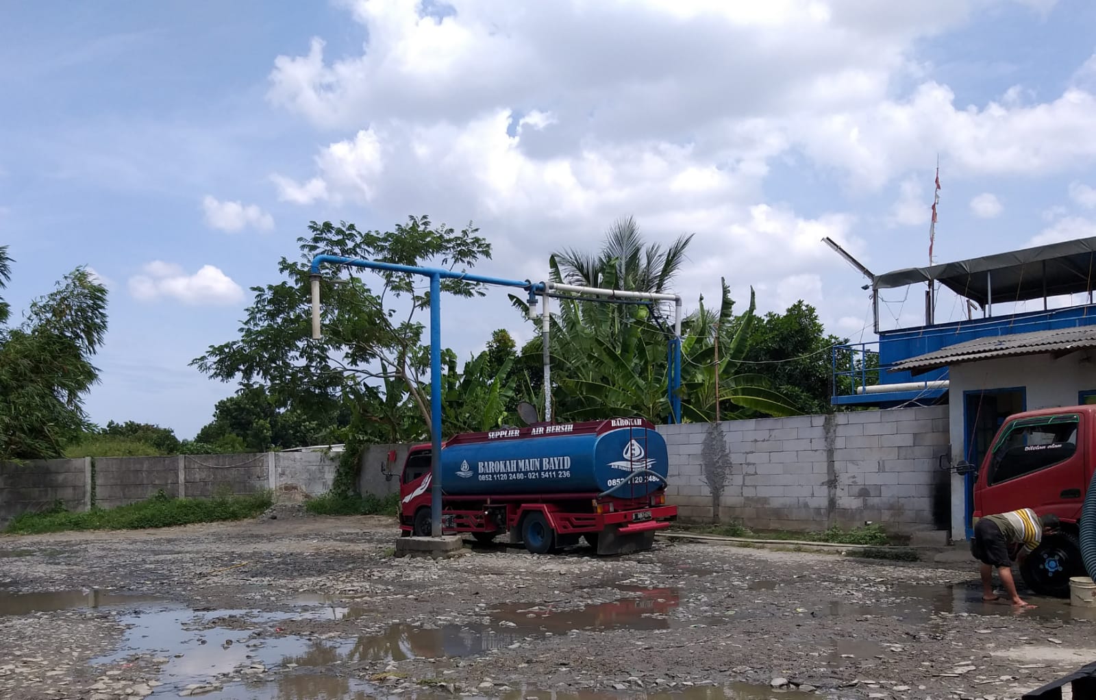 Pengisian air bersih untuk didistribusikan ke Tanggerang, Jakarta, Bekasi, Bogor - CV.Barokah Maun Bayid