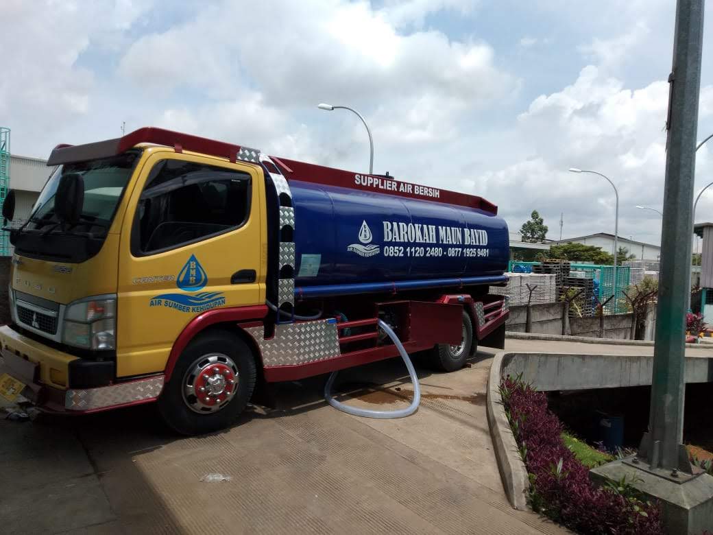Kami adalah supplier air bersih terpercaya yang melayani kebutuhan air bersih berkualitas untuk wilayah Tangerang, Serang, Banten, Jabodetabek, Bekasi, dan Bogor. Dengan standar kebersihan yang tinggi dan proses pengolahan modern, kami siap menyediakan pasokan air bersih untuk keperluan rumah tangga, bisnis, hingga industri. Prioritas kami adalah kepuasan pelanggan dan keberlanjutan sumber daya air yang aman dan sehat bagi semua kebutuhan Anda.Air bersih adalah salah satu jenis sumber daya berbasis air yang bermutu baik dan biasa dimanfaatkan oleh manusia untuk dikonsumsi atau dalam melakukan aktivitas mereka sehari-hari termasuk diantaranya adalah sanitasi.[1]Untuk konsumsi air minum menurut departemen kesehatan, syarat-syarat air minum adalah tidak berasa, tidak berbau, tidak berwarna, dan tidak mengandung logam berat. Walaupun air dari sumber alam dapat diminum oleh manusia, terdapat risiko bahwa air ini telah tercemar oleh bakteri (misalnya Escherichia coli) atau zat-zat berbahaya. Walaupun bakteri dapat dibunuh dengan memasak air hingga 100°C, banyak zat berbahaya, terutama logam, tidak dapat dihilangkan dengan cara ini.