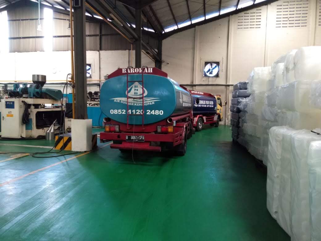 <p>Kami adalah supplier air bersih yang berkomitmen menyediakan layanan suplai air berkualitas tinggi bagi industri perhotelan di wilayah Tangerang, Serang, Banten, Jabodetabek, Bekasi, dan Bogor. Dengan standar kebersihan ketat dan pengiriman yang tepat waktu, kami memastikan hotel dan akomodasi Anda selalu memiliki pasokan air bersih yang aman untuk kebutuhan tamu maupun operasional. Layanan kami membantu Anda menjaga kenyamanan dan kepuasan tamu dengan pasokan air bersih yang konsisten dan berkualitas.</p>